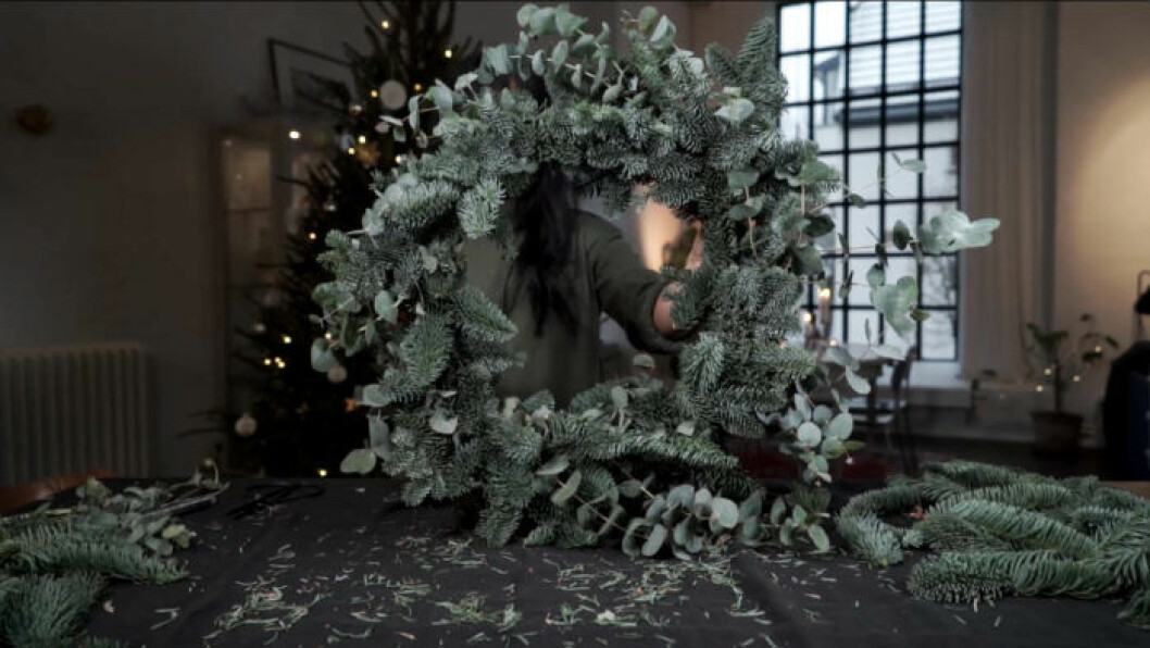 Stor julkrans gjord på granris och eucalyptus