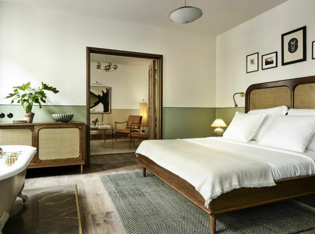 Kombinationen grönt, beige och mörkt trä är inspirerat från vårt resande. Foto: Hotel Sanders Grönt och beige tillsammans med mörkt trä är trendigt 2019.