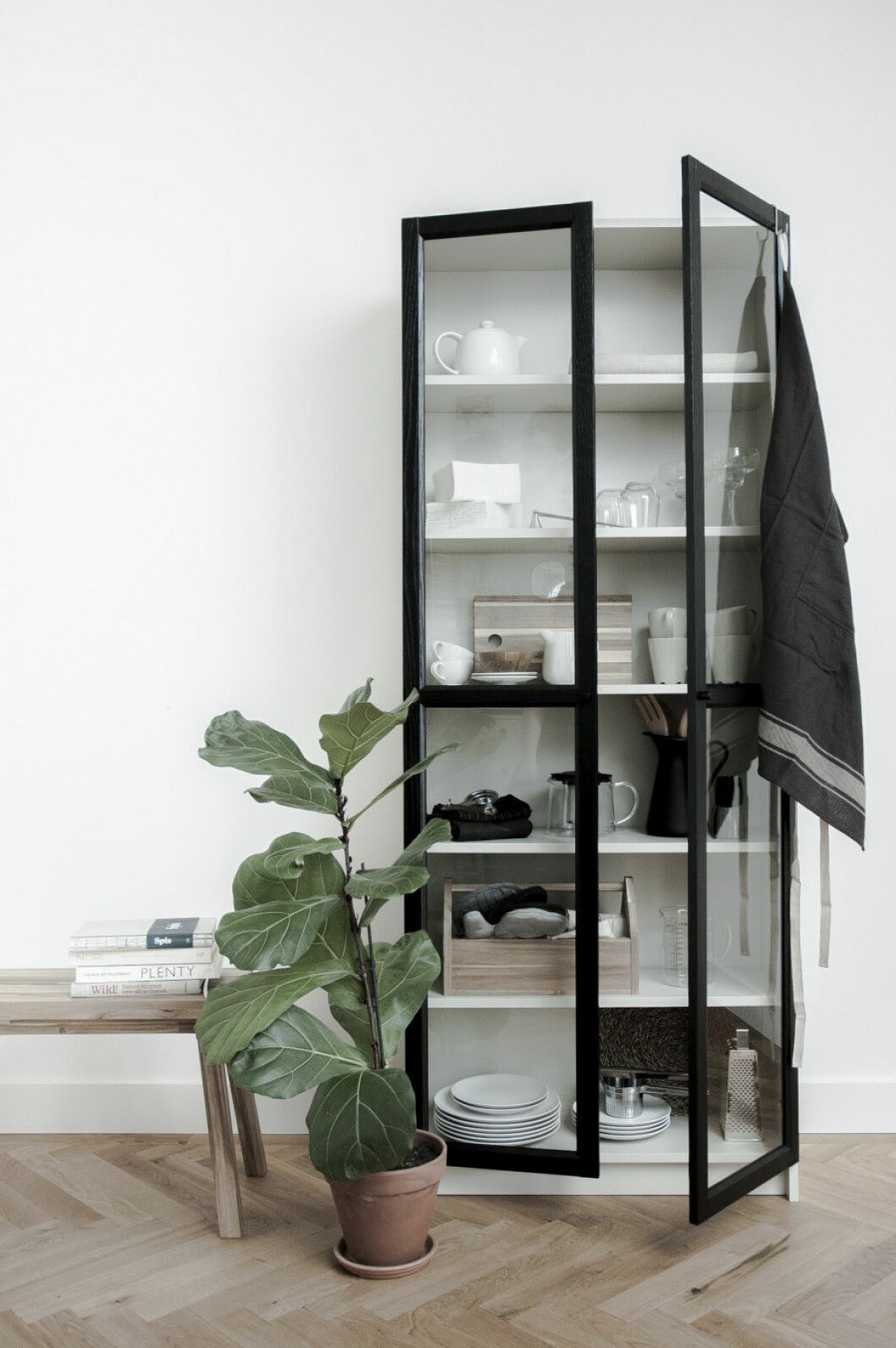 Foto: <a href="http://blog.aprilandmay.com/2017/03/billy-closet-for-ikea/" target="_blank" rel="noopener">April and May</a> Svart vitrinskåp