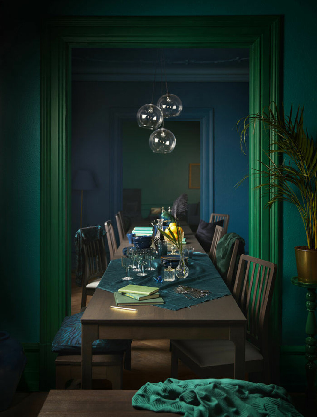Foto: <a href="http://www.ikea.com/se/sv/" target="_blank" rel="noopener">Ikea</a> Gröna väggar, gröna lister, matsal. Ikea trender våren 2018.