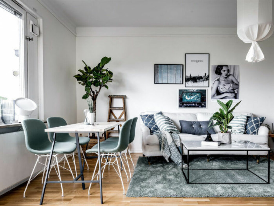 Foto och styling: Henrik Nero för <a href="https://www.instagram.com/ekenstam_fastighetsmaklare/" target="_blank" rel="noopener">Ekenstam</a>/mäklare: Daniel Levin Vardagsrum med gröna stolar, matta och kuddar som en röd tråd