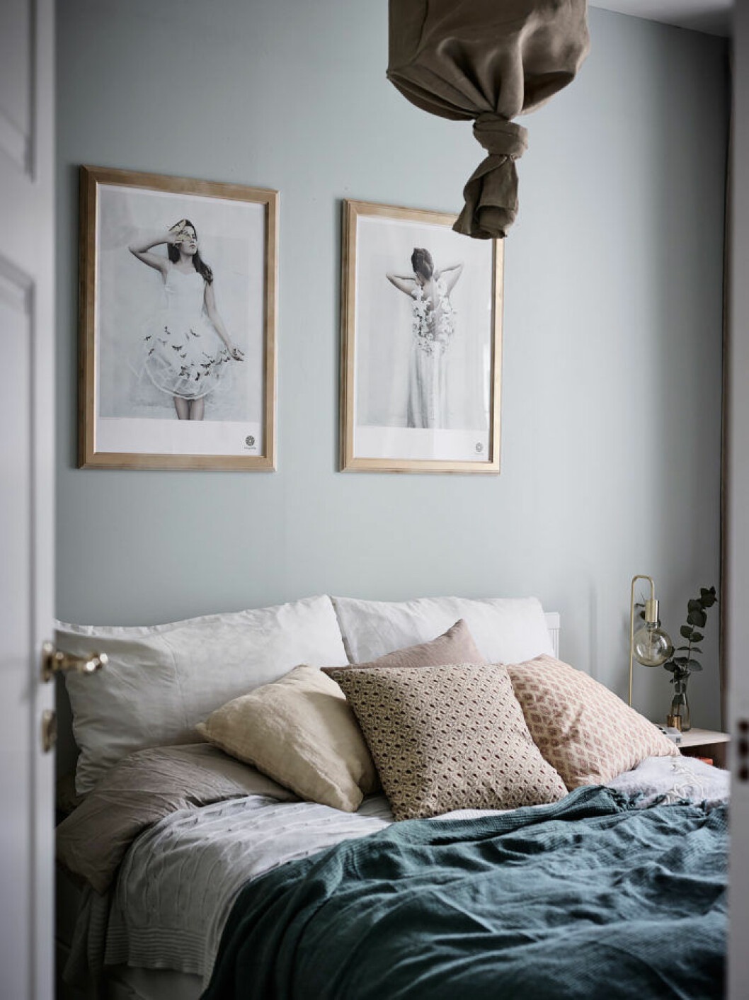 Foto: Anders Bergstedt för <a href="https://www.instagram.com/entrancemakleri/" target="_blank" rel="noopener">Entrance mäkleri</a>/mäklare: Erika Bergholm Sovrum med en inbjudande bäddning