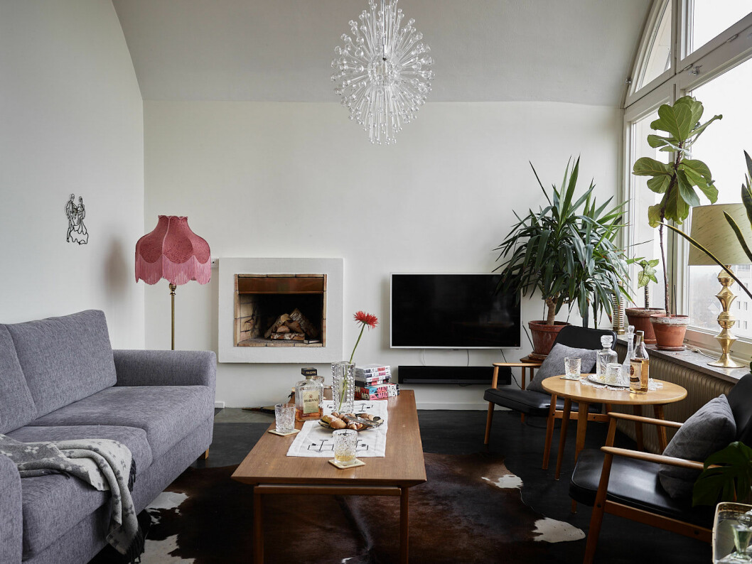 Placera inte tv:n för högt. Ögonhöjd är att sträva efter. Foto: Fredric Boukari och Johan Spinnell Styling: Åsa Copparstad för <a href="https://www.instagram.com/historiskahem/" target="_blank" rel="noopener">Historiska hem</a>/mäklare: Adam Smith
