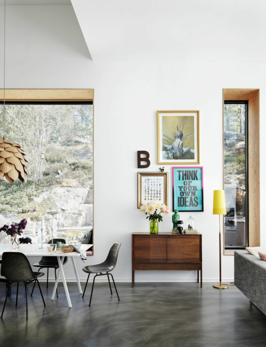 Foto: Petra Bindel Styling: Tina Hellberg Syns i: ”<a href="https://www.elle.se/decoration/valkurerad-stilmix-med-fargstarka-detaljer-i-fokus/" target="_blank" rel="noopener">Välkurerad stilmix med färgstarka detaljer i fokus</a>” Svarta toner är en del av stilen japandi.