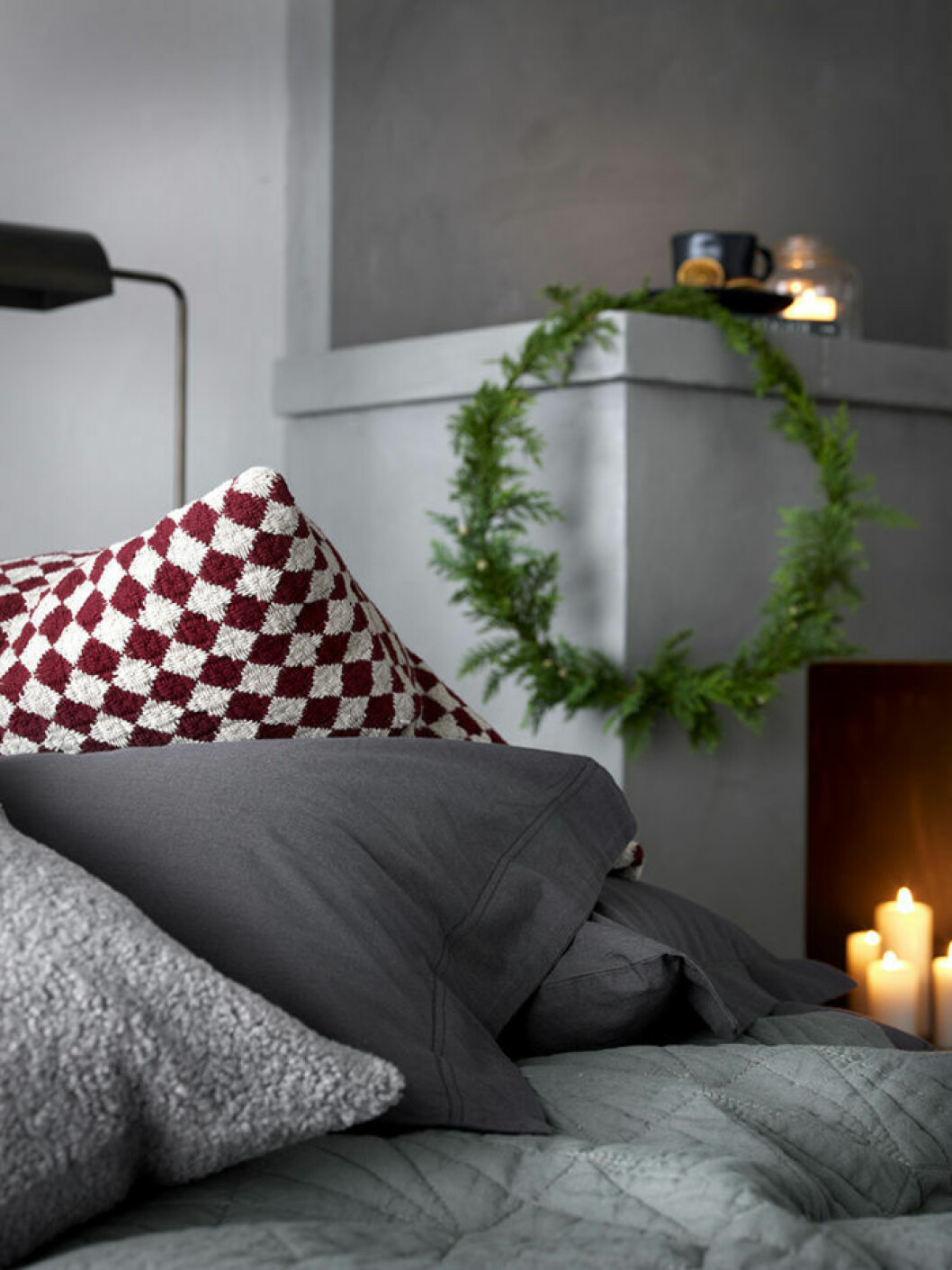 Foto: Ellos Home Addera lagom mycket rött för att skapa en stilren julkänsla i sovrummet.