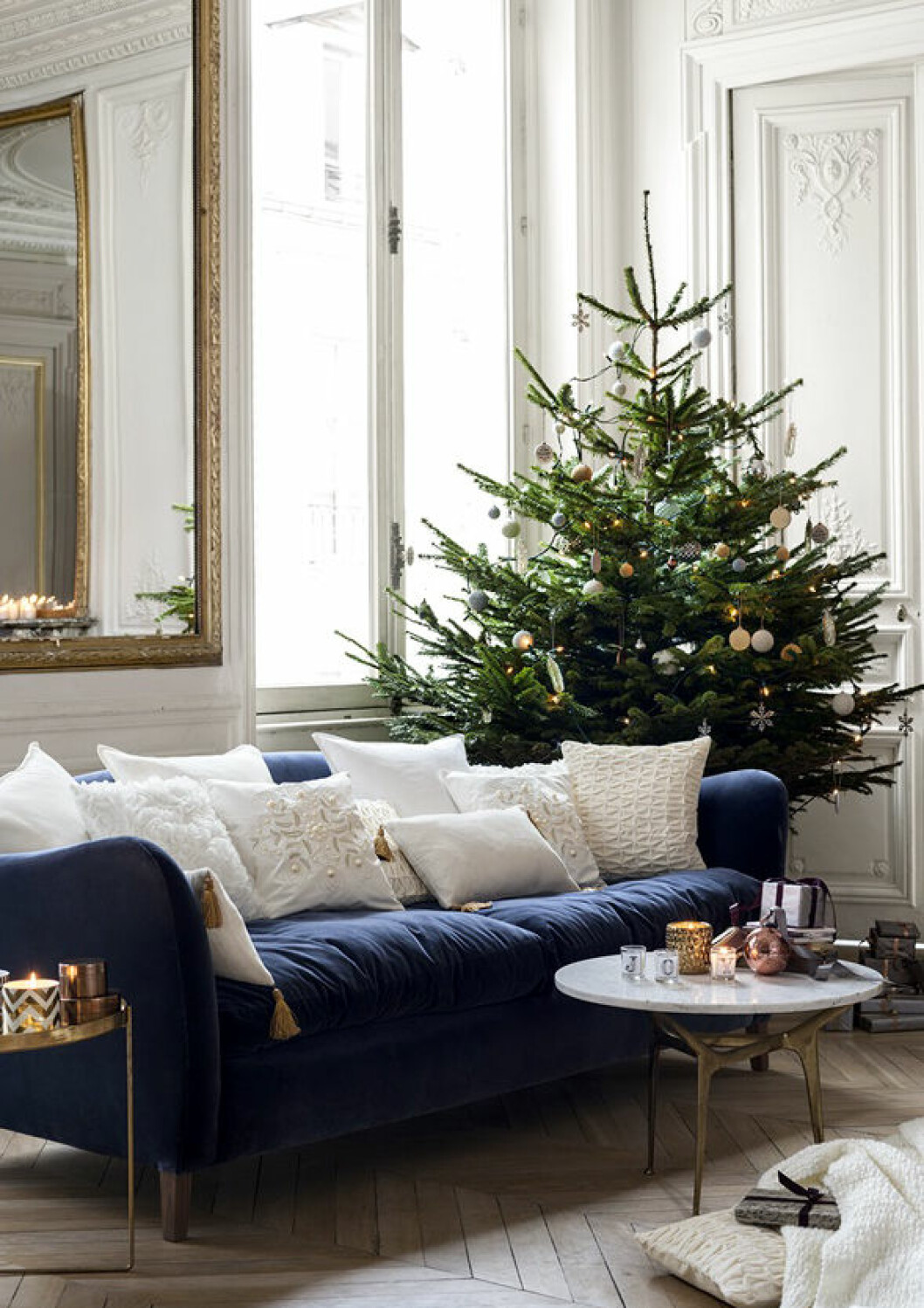 Foto: <a href="http://www.hm.com/se/department/HOME" target="_blank" rel="noopener">H&M Home</a> Julgran i miljö från H&M Home.