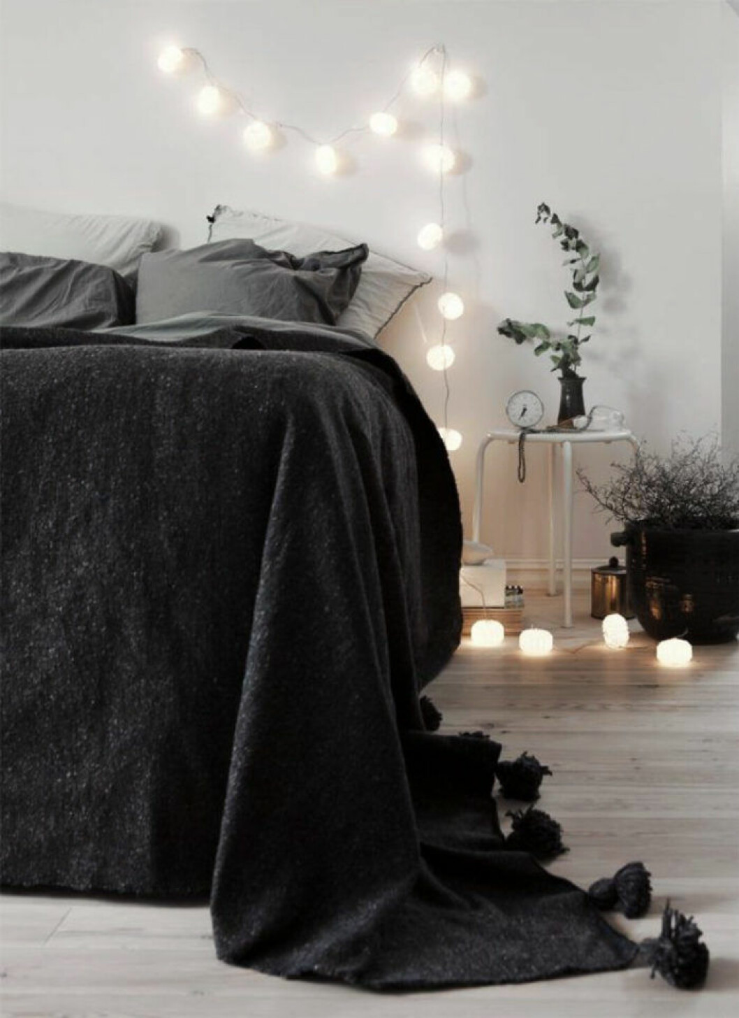 Foto via: <a href="http://roomed.nl/inspiratieboost-de-meest-stijlvolle-nachtlampjes-voor-naast-je-bed/" target="_blank" rel="noopener">Roomed</a> 04. ljusslingor-sovrum