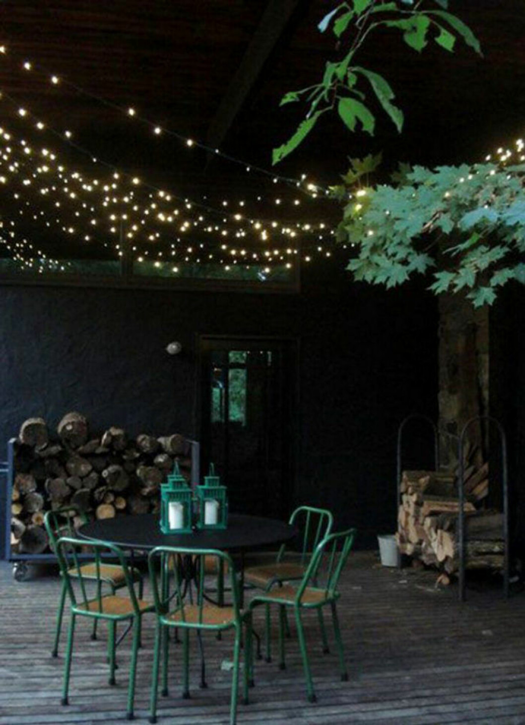 Foto via: <a href="http://www.apartmenttherapy.com/led-string-lights-not-just-for-57763" target="_blank" rel="noopener">Apartment therapy</a> Många ljusslingor hängandes bredvid varandra på uteplatsen