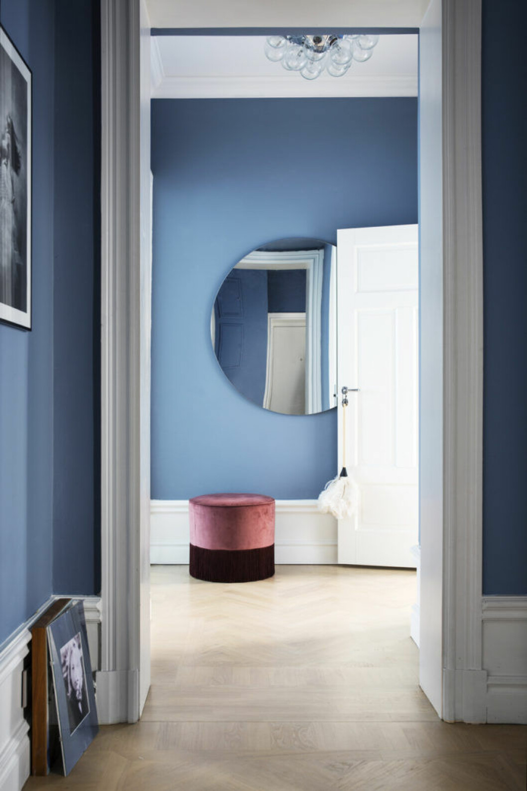 Foto: Johan Sellén Styling: Gill Renlund Syns i: ”<a href="https://www.elle.se/decoration/hemma-hos-edita-renlund-foodjunkie/" target="_blank" rel="noopener">Modernt drömboende – med ett helt magiskt sovrum</a>” Blåmålad hall med rund spegel, hemma hos Edita Renlund, Food Junky.