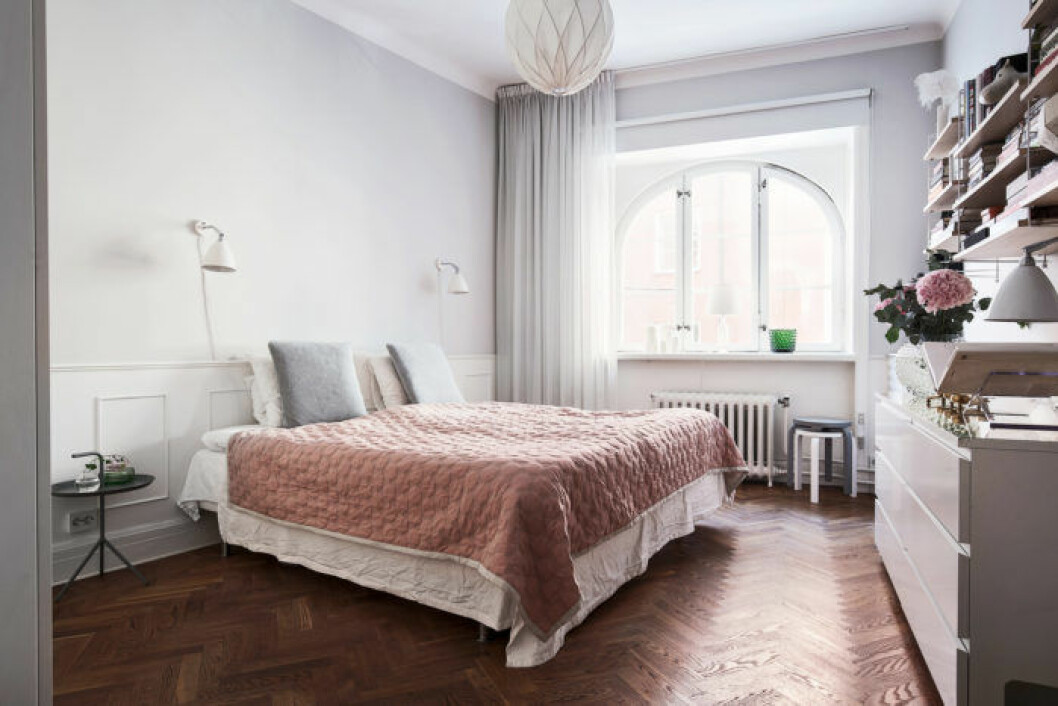 Foto: Adam Helbaoui/Kronfoto för <a href="http://alexanderwhite.se/" target="_blank" rel="noopener">Alexander White</a>/mäklare Wilhelmina Bonde Alfvén Sovrum med gardiner på skena