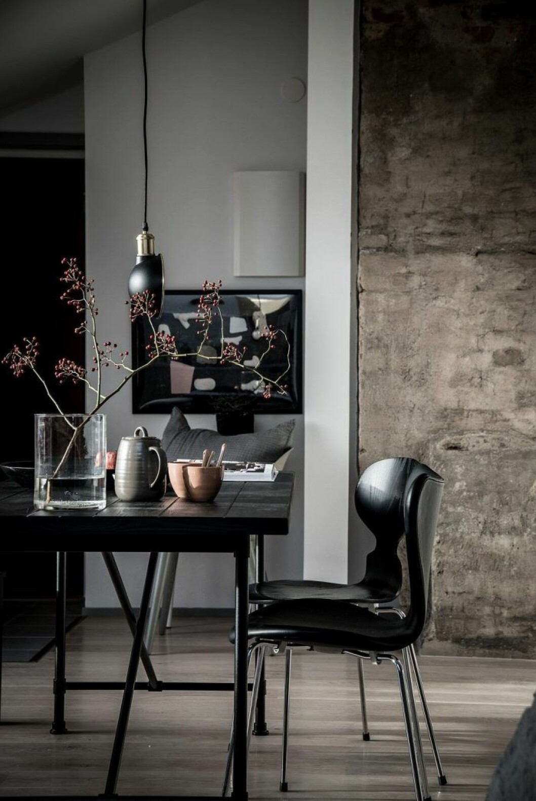 Foto: Alen Cordic Styling: Emma Fischer för <a href="https://www.instagram.com/bjurfors_goteborg/" target="_blank" rel="noopener">Bjurfors Göteborg</a>/mäklare Ida Almgren, Johanna Eliasson Matplats med svarta detaljer