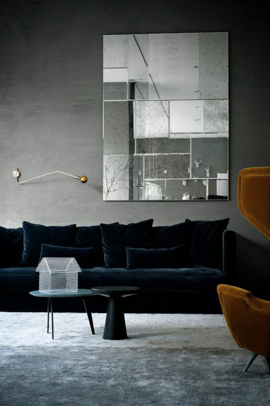 Via: <a href="http://wohnenmitklassikern.com/klassich-wohnen/top-10-sofas-fur-ein-modernes-wohnzimmer/" target="_blank" rel="noopener">Wohnen</a> Spegeltavla