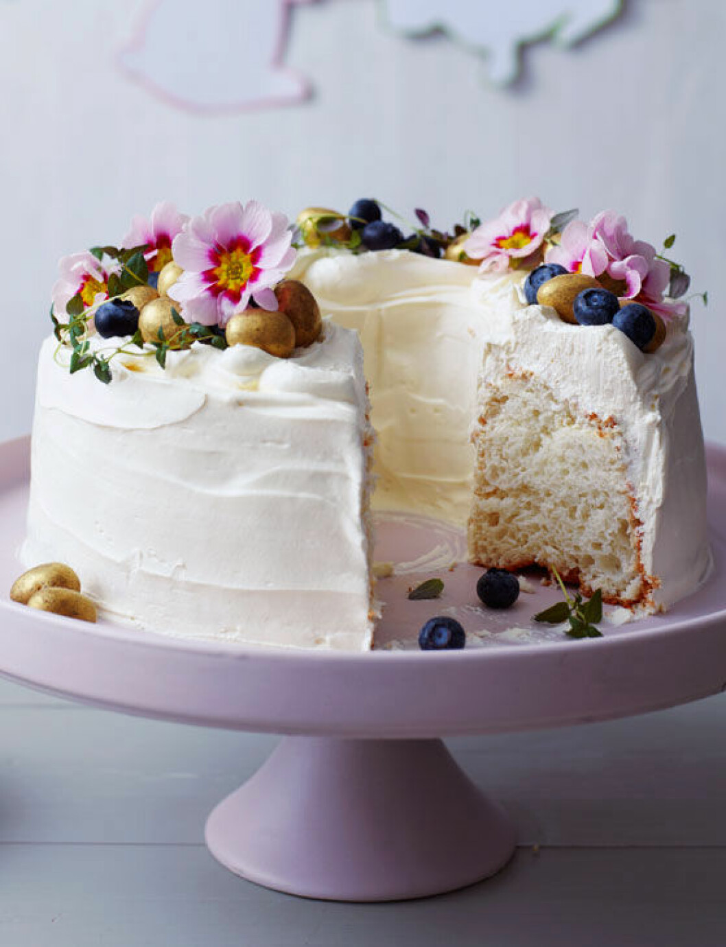 Tårta med ätbara blommor. Foto: <a href="https://www.sainsburysmagazine.co.uk/recipes/baking/special-occasion-cakes/item/white-cloud-cake" target="_blank" rel="noopener">Sainsbury magazine</a> Tårta med ätbara blommor.