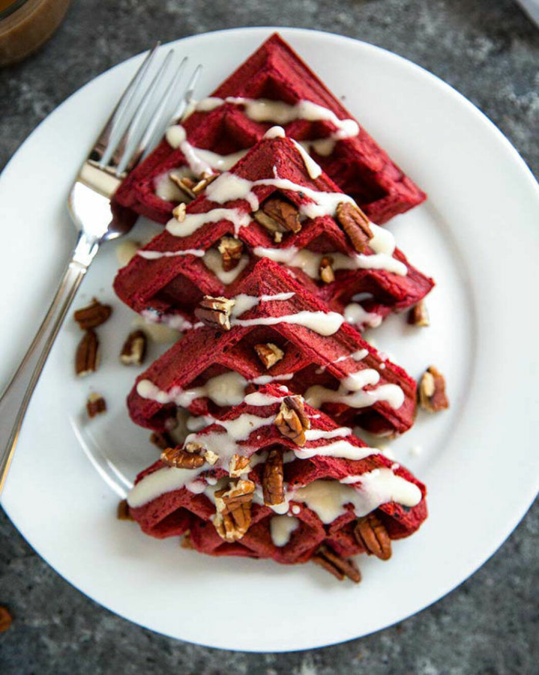 Foto: <a href="http://keviniscooking.com/red-velvet-waffles-with-cream-cheese-glaze/" target="_blank" rel="noopener">Kevin is cooking</a>