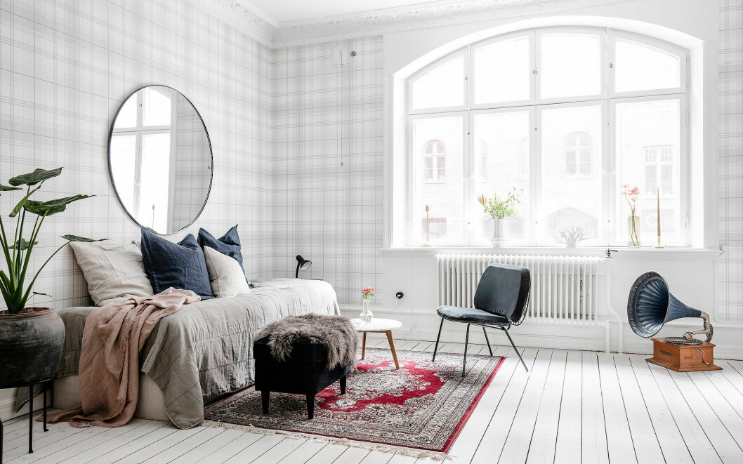 Foto: Anders Bergstedt Styling: Pernilla Algede/House of Beatniks för <a href="https://www.instagram.com/alvhem/" target="_blank" rel="noopener">Alvhem</a>/mäklare: Sandra Guerrero Sovrum med vitlasserat trägolv