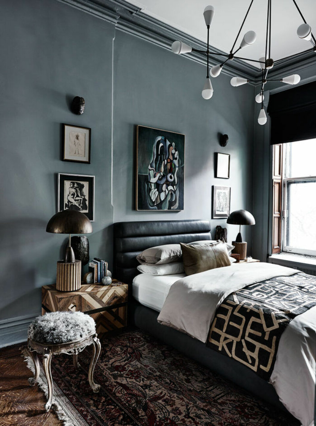 Foto: <a href="https://www.wplusb.dk/" target="_blank" rel="noopener">Wichmann + Bendtsen Photography</a> Styling: <a href="http://www.hellewalsted.dk/" target="_blank" rel="noopener">Helle Walsted</a> Syns i: ”<a href="https://www.elle.se/decoration/elegant-och-experimentellt-hemma-hos-designparet/" target="_blank" rel="noopener">Elegant experimentellt hos designduon</a>” Svart sänggavel i vadderat läder
