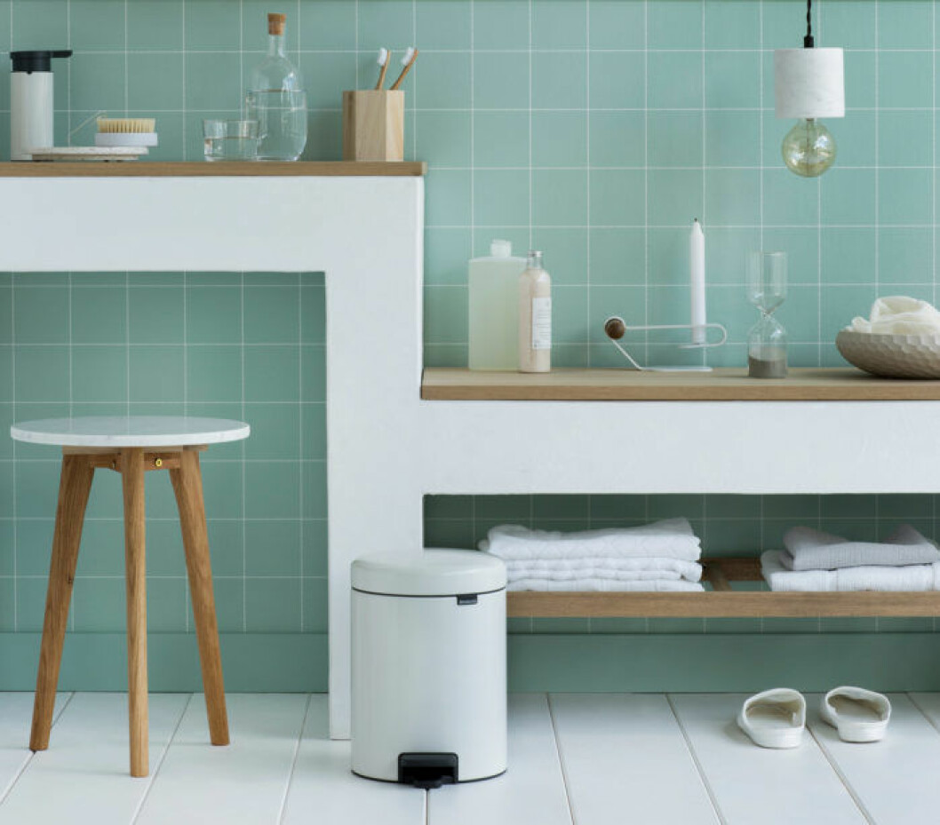 Foto: Brabantia/<a href="https://www.rum21.se/sv/artiklar/new-icon-pedalhink-5l.html" target="_blank" rel="noopener">Rum 21</a> Grönt badrum.