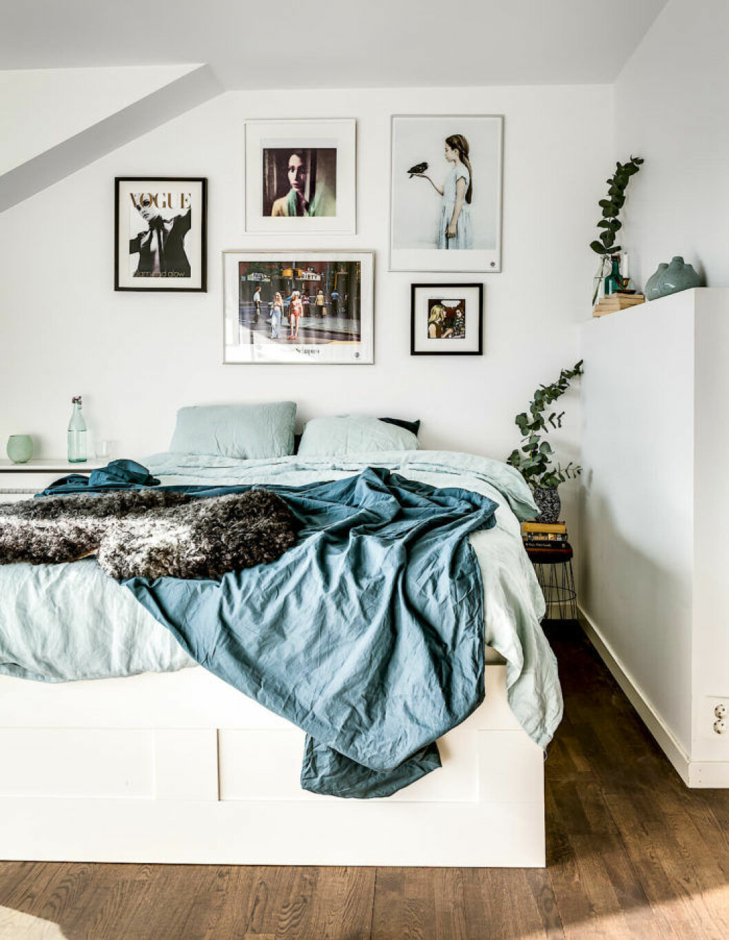 Foto: Henrik Nero Styling: Monica Karlstein och Andreas Bratt för <a href="https://www.instagram.com/svenskamaklarhuset/?hl=en" target="_blank" rel="noopener">Svenska mäklarhuset</a>/mäklare: Andreas Bratt Sovrum med sängkläder i blå/gröna toner och en tavelvägg
