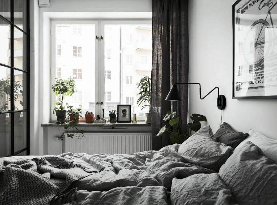 Foto: Adam Helbaoui/Kronfoto Styling: Angelica Rydström/Rydströmskan för <a href="https://www.instagram.com/bosthlm_realestate/" target="_blank" rel="noopener">Bo Sthlm</a>/Cecilia Heikkilä Dela av rummet med en glassvägg.