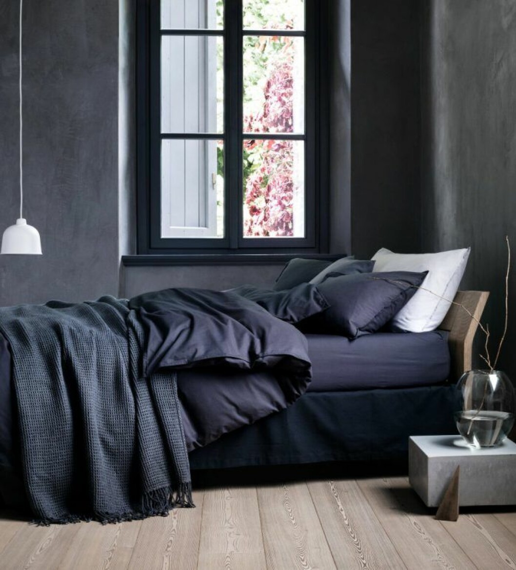 Foto: <a href="http://www.hm.com/se/department/HOME" target="_blank" rel="noopener">H&M Home</a> Glöm inte bort en mysig pläd i sovrummet.