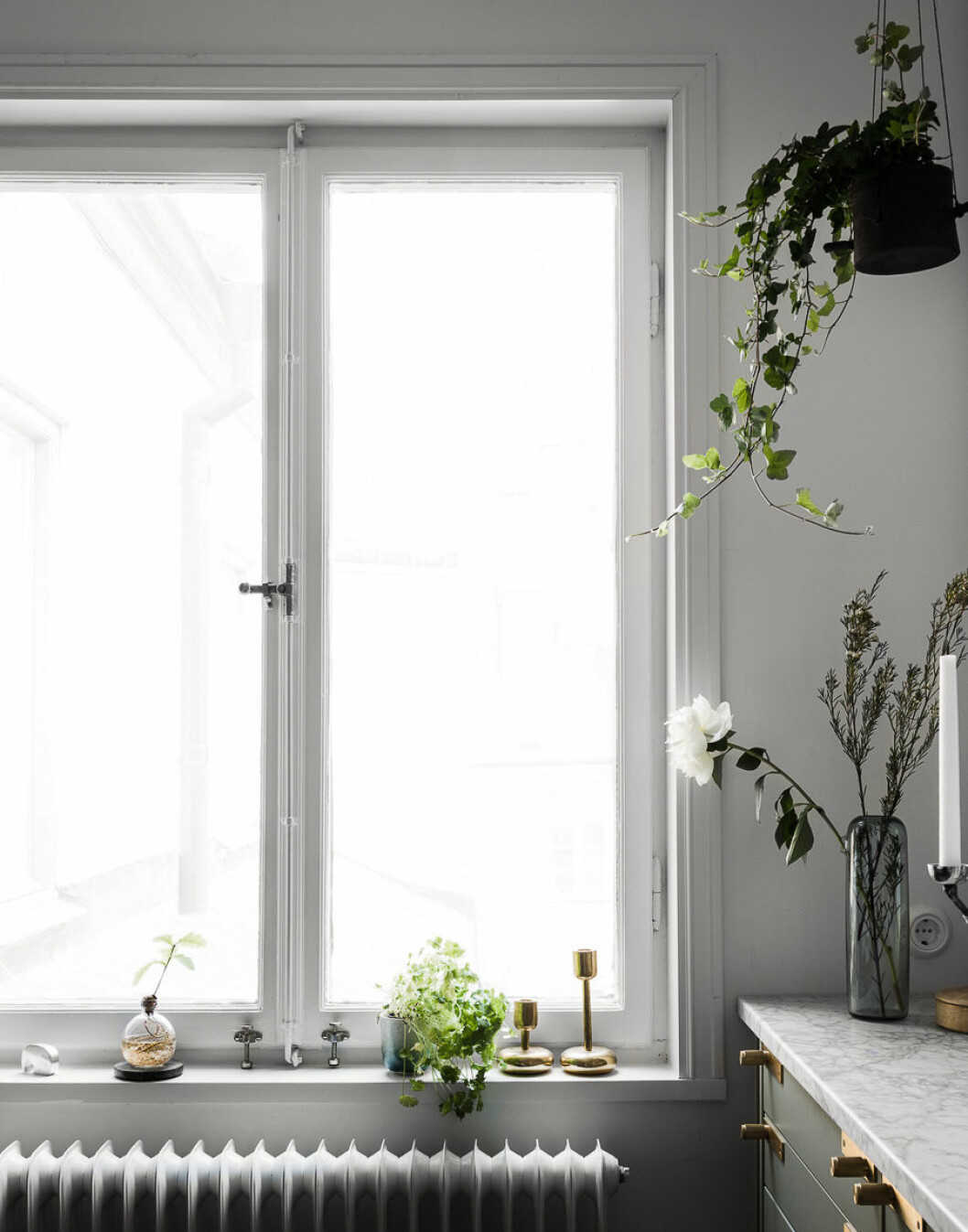 Foto: Johan Spinnell Styling: Lindholm för <a href="https://www.instagram.com/historiskahem/" target="_blank" rel="noopener">Historiska hem</a>/mäklare: Katarina Ljung Små, få utvalda detaljer står på rad i fönstret