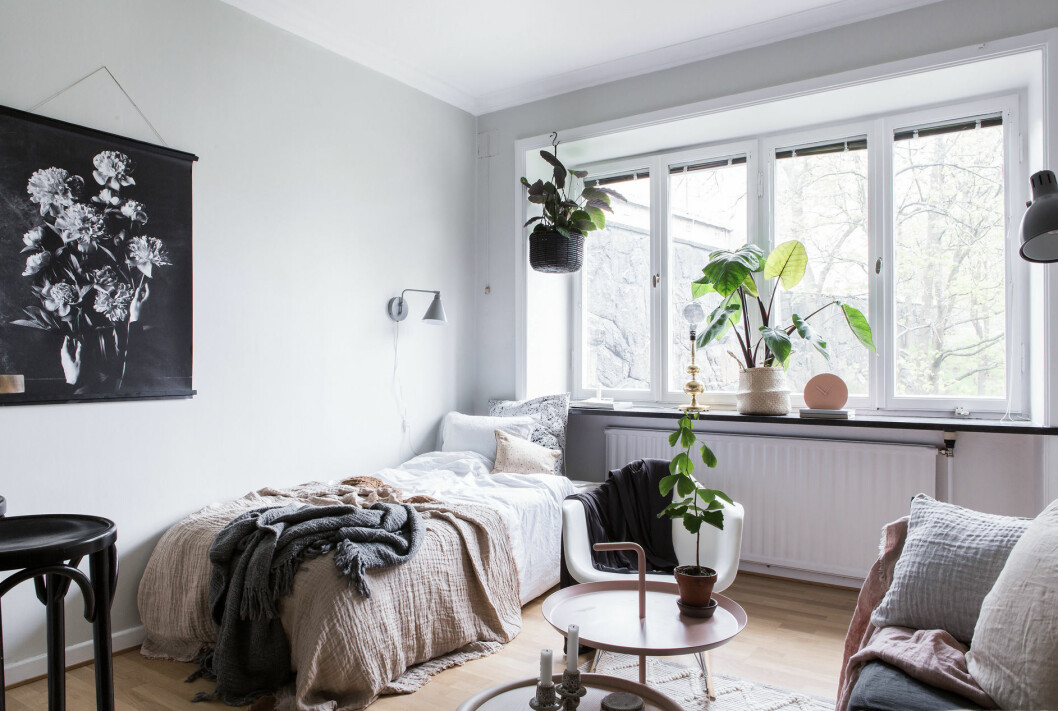 Foto: Cim Ek Styling: Studio Cuvier för <a href="https://www.instagram.com/alvhem/" target="_blank" rel="noopener">Alvhem</a>/mäklare: Magnus Nyhlén Belysningen är viktig om du vill styla hemmet större.