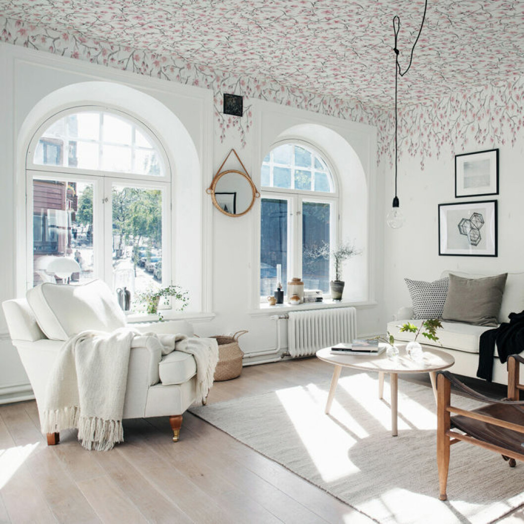 Foto: <a href="https://sandbergwallpaper.com/wallpapers/sakura-sky-light-pink/?" target="_blank" rel="noopener">Sandberg wallpaper</a> Tapetserat blommigt tak med kyrkliknande fönster