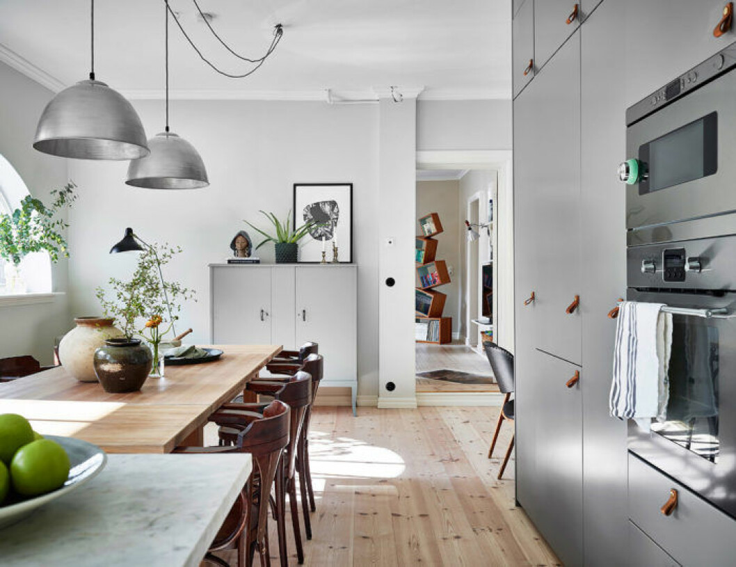 Foto: Anders Bergstedt för <a href="https://www.instagram.com/entrancemakleri/" target="_blank" rel="noopener">Entrance mäkleri</a>/mäklare: Jessica Fridstedt Tavlor placerade på skåpet