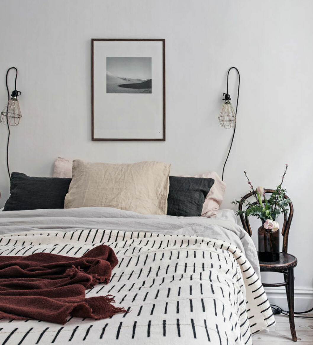 Foto: Fredrik J Karlsson/<a href="https://www.instagram.com/se360.se/" target="_blank" rel="noopener">SE360</a> Styling: <a href="https://www.instagram.com/studiocuvier/" target="_blank" rel="noopener">Studio Cuvier</a> för <a href="https://www.instagram.com/alvhem/" target="_blank" rel="noopener">Alvhem</a>/mäklare: Jim Wetterling Randigt påslakan - sovrum