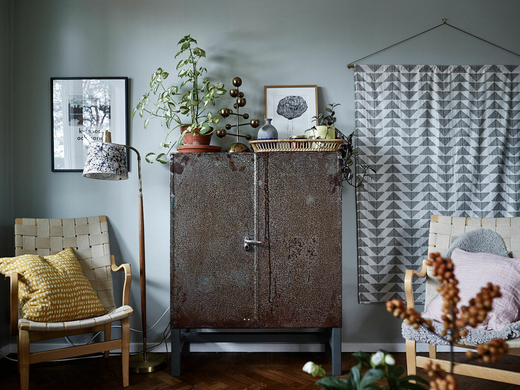 Foto: Fredric Boukari Styling: Lindholm för <a href="https://www.instagram.com/historiskahem/" target="_blank" rel="noopener">Historiska hem</a>/mäklare: Mattias Lantto Skåp med växter på, vardagsrum med målad vägg.