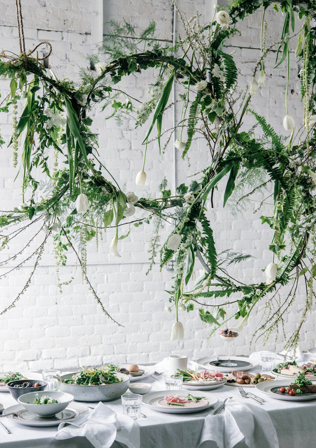 Foto: <a href="http://annesage.com/2016/04/13/inspired-easy-seasonal-spring-brunch-ideas/" target="_blank" rel="noopener">Anne Sage</a> Göna kransar - bordsdukning