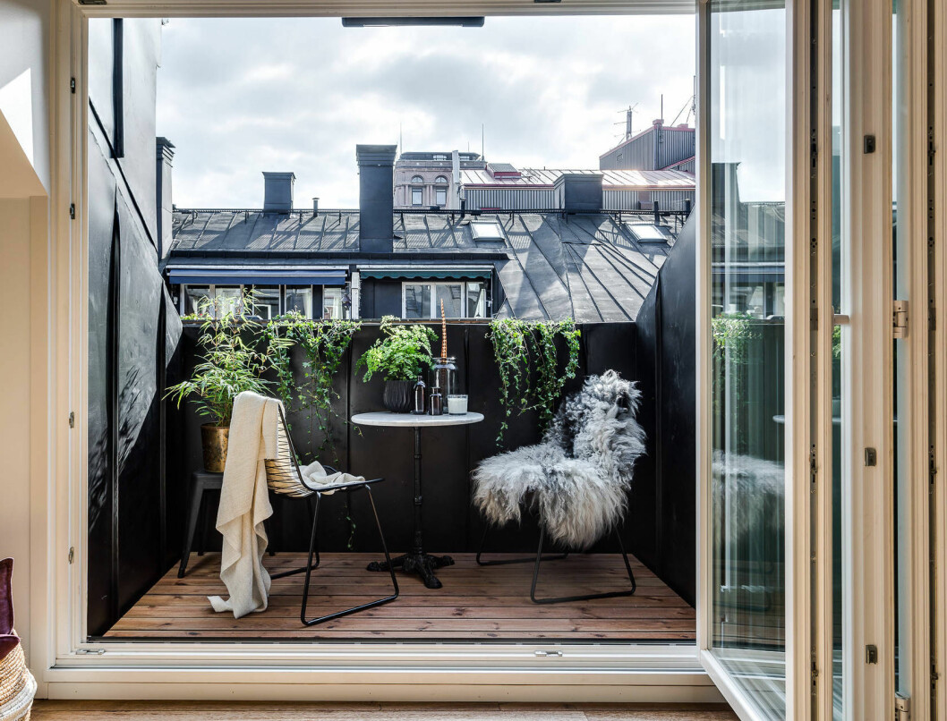 Foto: <a href="https://www.instagram.com/henriknero/?hl=en" target="_blank" rel="noopener">Henrik Nero</a> Styling: <a href="http://www.scandinavian-homes.se/" target="_blank" rel="noopener">Scandinavian Homes</a> för <a href="http://alexanderwhite.se/" target="_blank" rel="noopener">Alexander White</a>/Johan Franzon Textilier och plädar på fåtöljer och stolar på uteplatsen