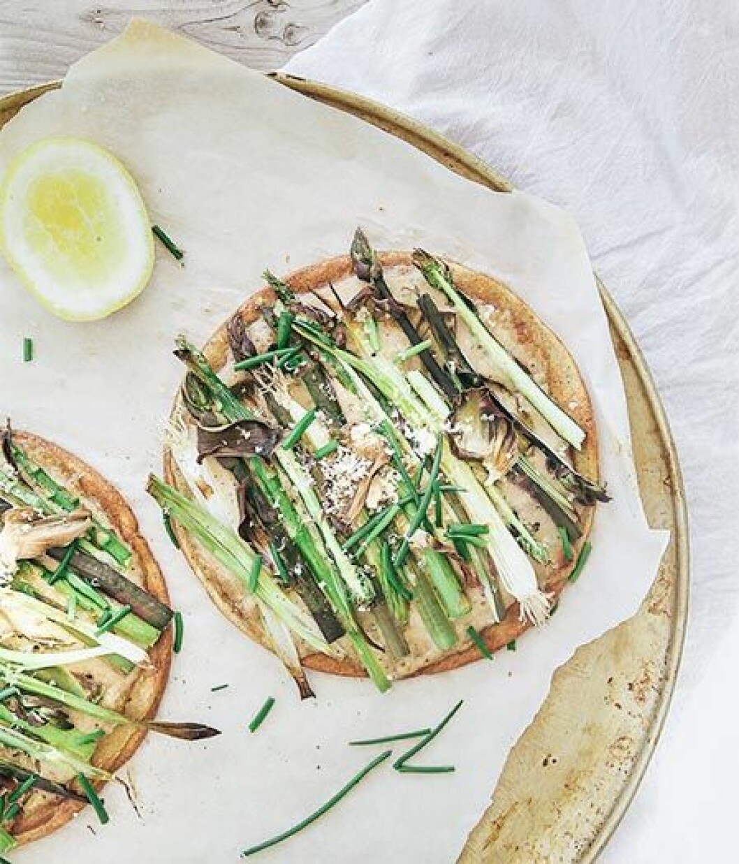 <em>Recept och foto: <a href="http://www.thefirstmess.com/2014/04/23/gluten-free-vegan-spring-veg-pizza-with-caramelized-onion-cream-recipe/" target="_blank" rel="noopener">The First Mess</a></em> 04. veganpizza-sparris