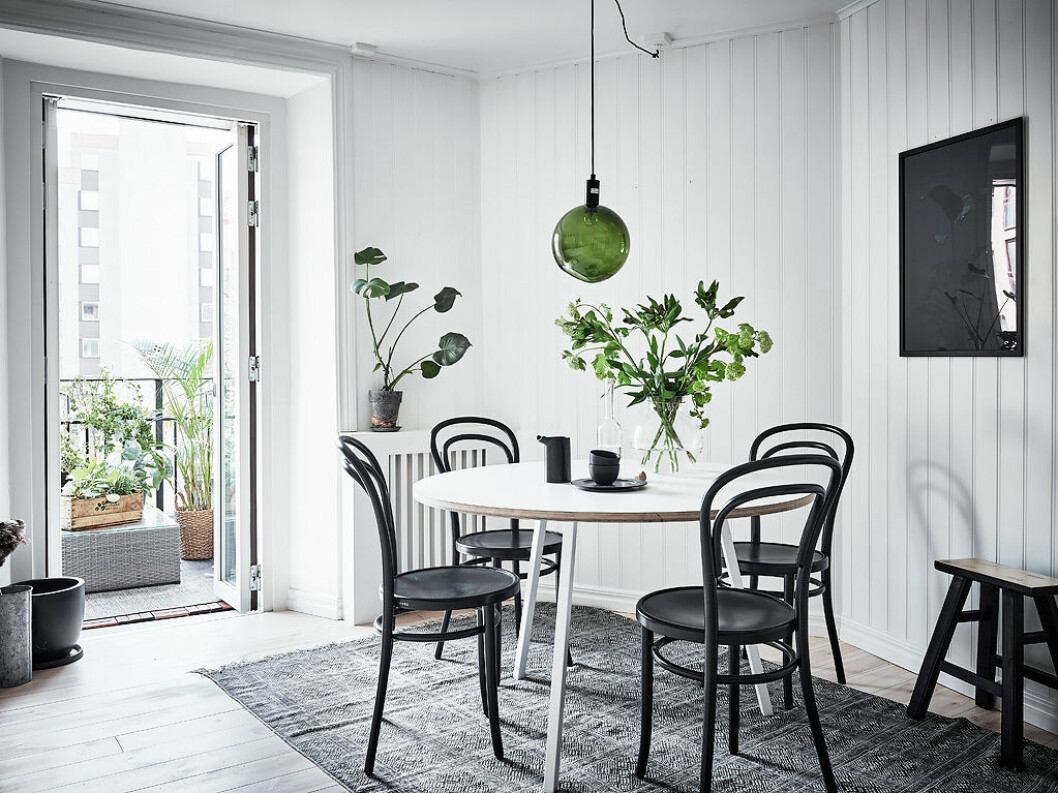 Foto: <a href="https://www.instagram.com/fotografanders/" target="_blank" rel="noopener">Anders Bergstedt</a> Styling: <a href="https://www.instagram.com/annafurbacken/" target="_blank" rel="noopener">Anna Furbacken</a>, <a href="https://www.instagram.com/nouvel.interior/" target="_blank" rel="noopener">Elli Roshandel</a> för <a href="https://www.instagram.com/entrancemakleri/" target="_blank" rel="noopener">Entrance mäkleri</a>/mäklare: Erika Bergholm Ljusa väggar med mörka trämöbler