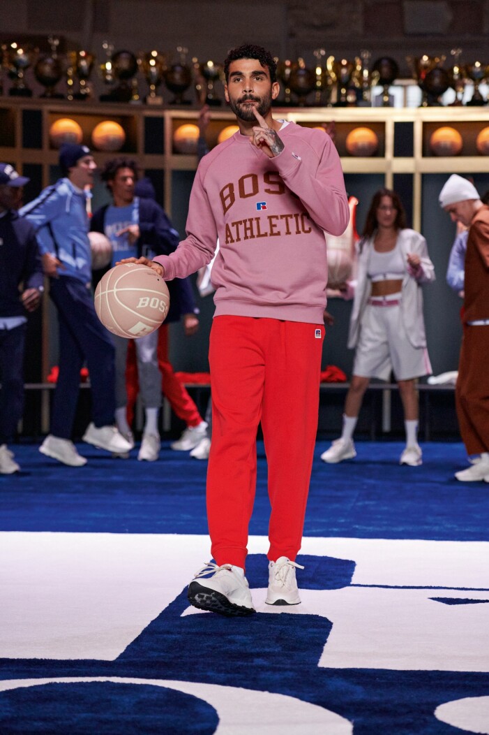 BOSS x Russell Athletic höstkollektion 2021 röda mjukisbyxor