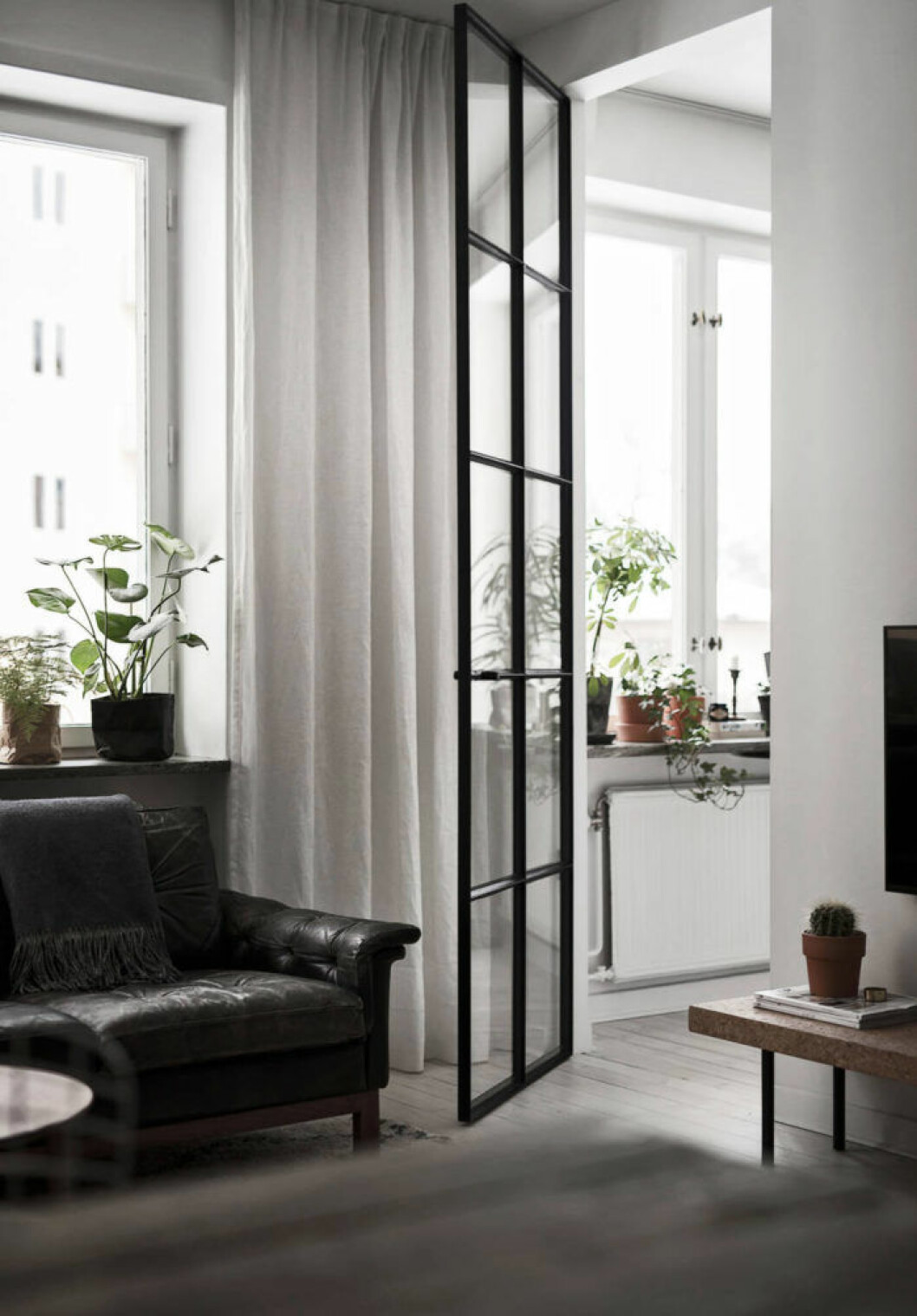 Detaljbild på glasdörr i industristil