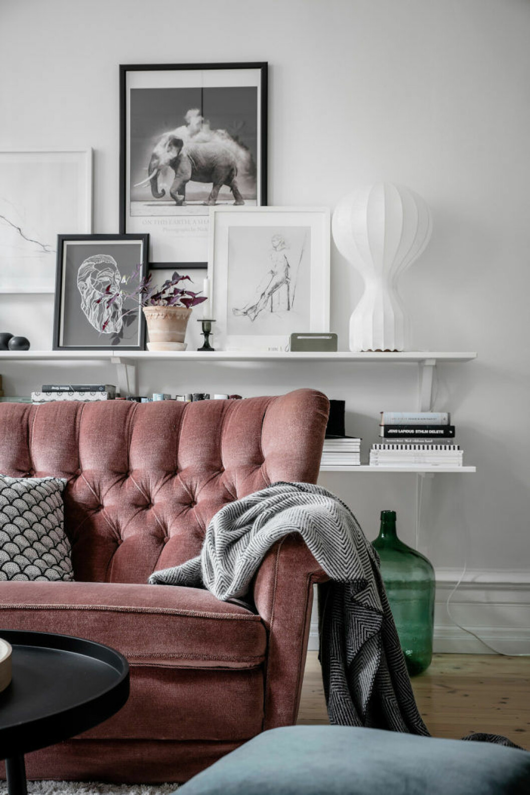 Foto: Anders Bergstedt Styling: Stil & Rum för <a href="https://www.instagram.com/alvhem/" target="_blank" rel="noopener">Alvhem</a>/mäklare: Sara Wibréus Tavlor placerade på öppna hyllplan