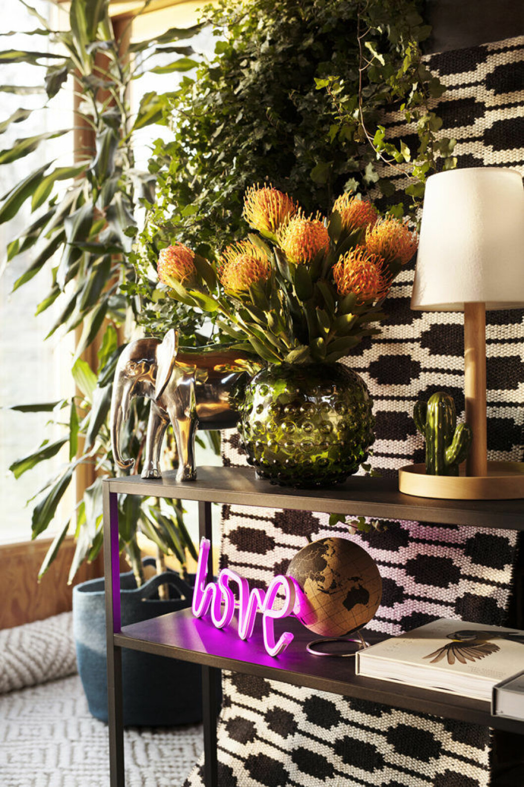Foto: <a href="https://www.ahlens.se/Inredning" target="_blank" rel="noopener">Åhléns</a> Neonlampa, grön vas och sidobord. Åhléns våren 2018.