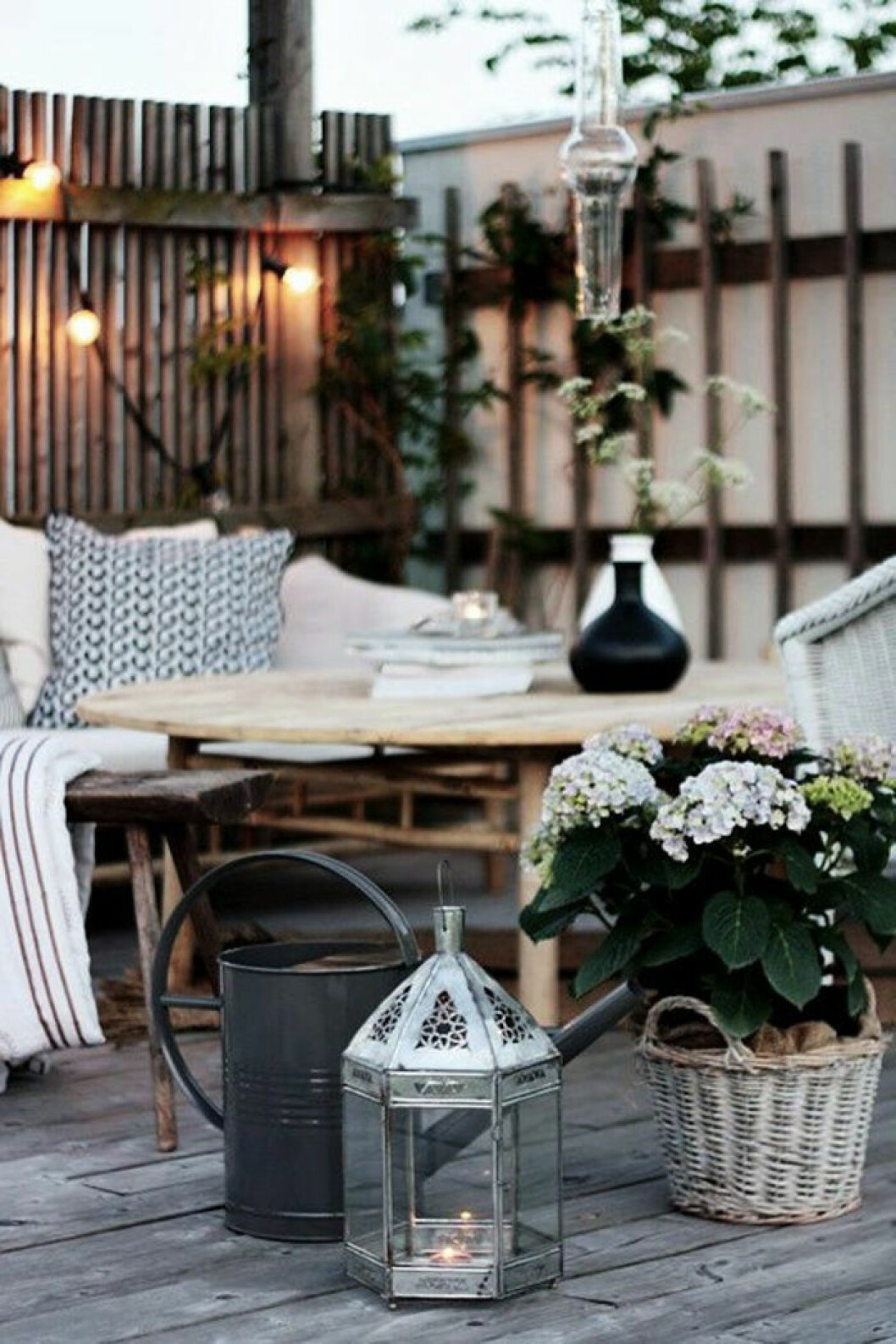Via: <a href="http://archzine.fr/jardin/meubles-exterieur/70-photos-de-tables-de-jardin-qui-vont-transformer-la-cour/" target="_blank" rel="noopener">Archzine</a> Dekorera balkongen med ljusslingor och ljuslyktor