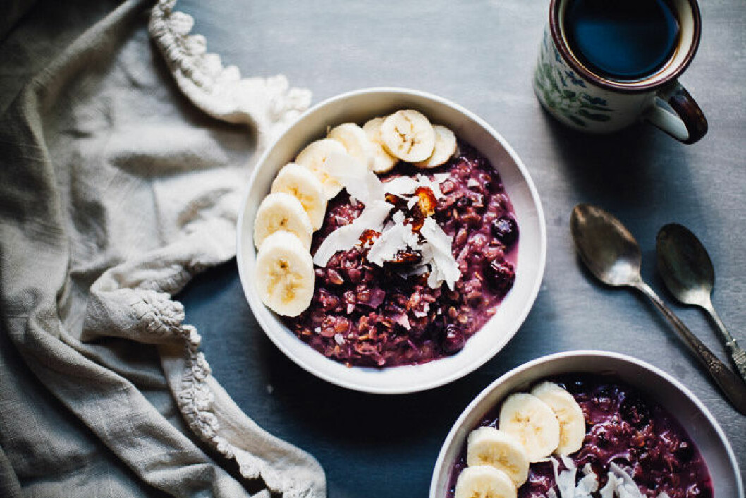 Bärgröt med kokoschips. Foto: <a href="http://willfrolicforfood.com/2015/08/toasted-berry-coconut-oatmeal.html" target="_blank" rel="noopener">Will frolic for food</a> Bärgröt med kokoschips.