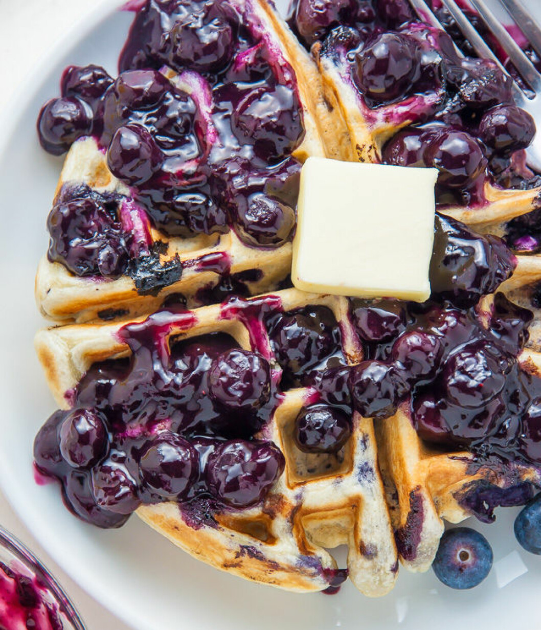 Foto: <a href="http://bakerbynature.com/greek-yogurt-blueberry-waffles-with-fresh-blueberry-sauce/" target="_blank" rel="noopener">Baker by nature</a>