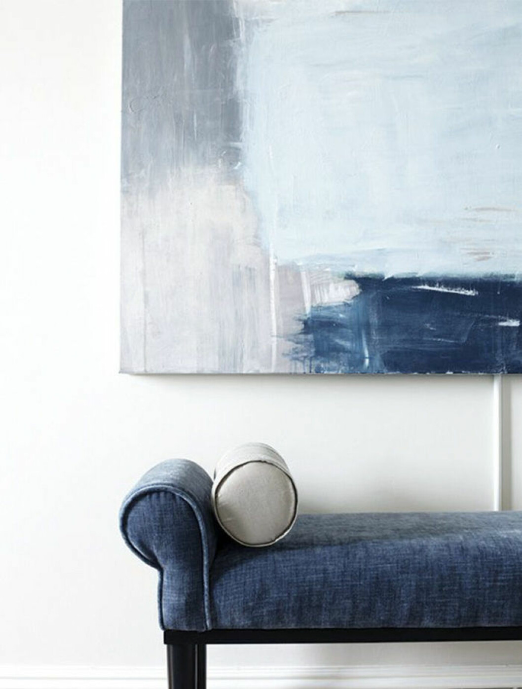 Via: <a href="https://brabbu.com/blog/2015/01/top-5-interior-design-trends-for-modern-home-decor-in-2015-interiors/" target="_blank" rel="noopener">Brabbu</a> Markera den blåa färgen med en soffa.