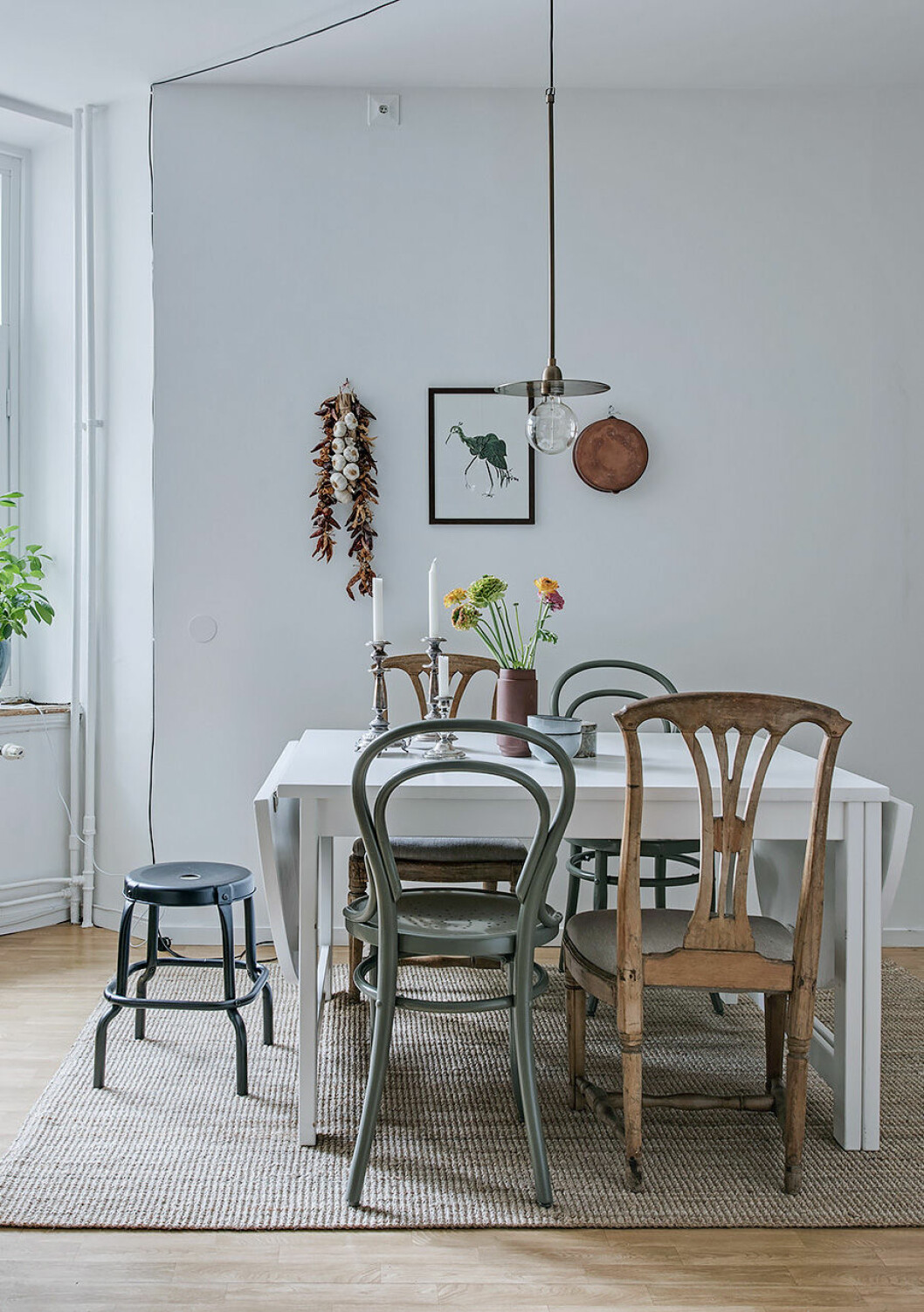 Foto: Fredrik J Karlsson Styling: Heyman Backlund för <a href="https://www.instagram.com/alvhem/" target="_blank" rel="noopener">Alvhem</a>/mäklare: Tony Henschel Scandinavian styled kitchen with different chairs.
