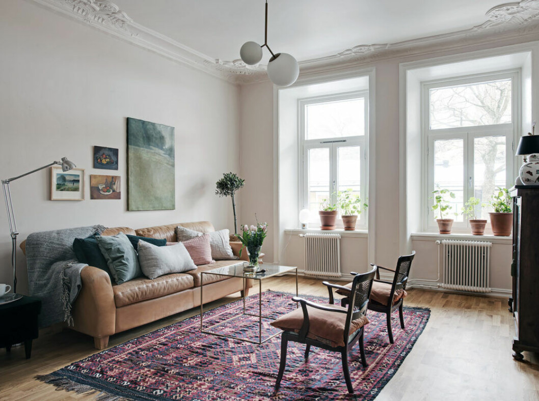 Foto: Fredrik J Karlsson Styling: Heyman Backlund för <a href="https://www.instagram.com/alvhem/" target="_blank" rel="noopener">Alvhem</a>/mäklare: Tony Henschel Bohemian styled livingroom with leather sofa, persian styled rug and vintage chairs.