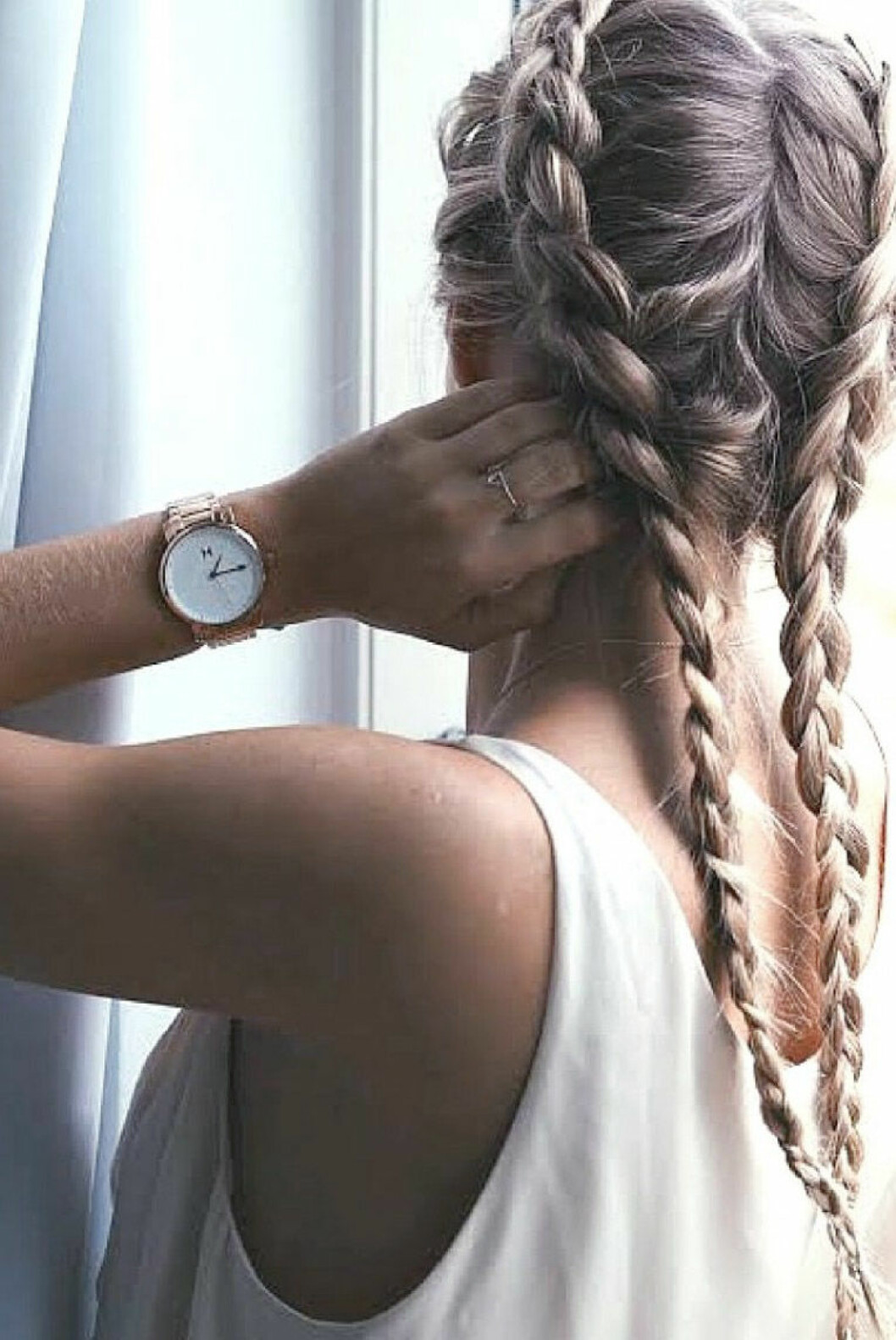 Foto via: <a href="http://www.le-meilleur-de-la-mode.com/inspiration-cette-coupe-avec-deux-tresses-revient-en-force-cet-hiver/" target="_blank" rel="noopener">Le Meilleur de la Mode</a> Utbakade flätor
