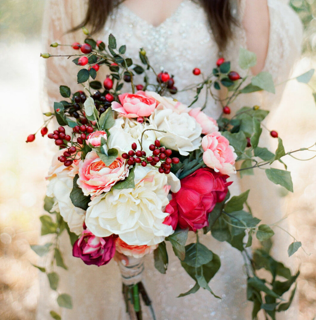 Foto via: <a href="https://www.stylemepretty.com/2015/04/13/intimate-wedding-inspiration-in-the-south-of-france/" target="_blank" rel="noopener">Style me pretty</a> Lägg till bär i blombuketten.