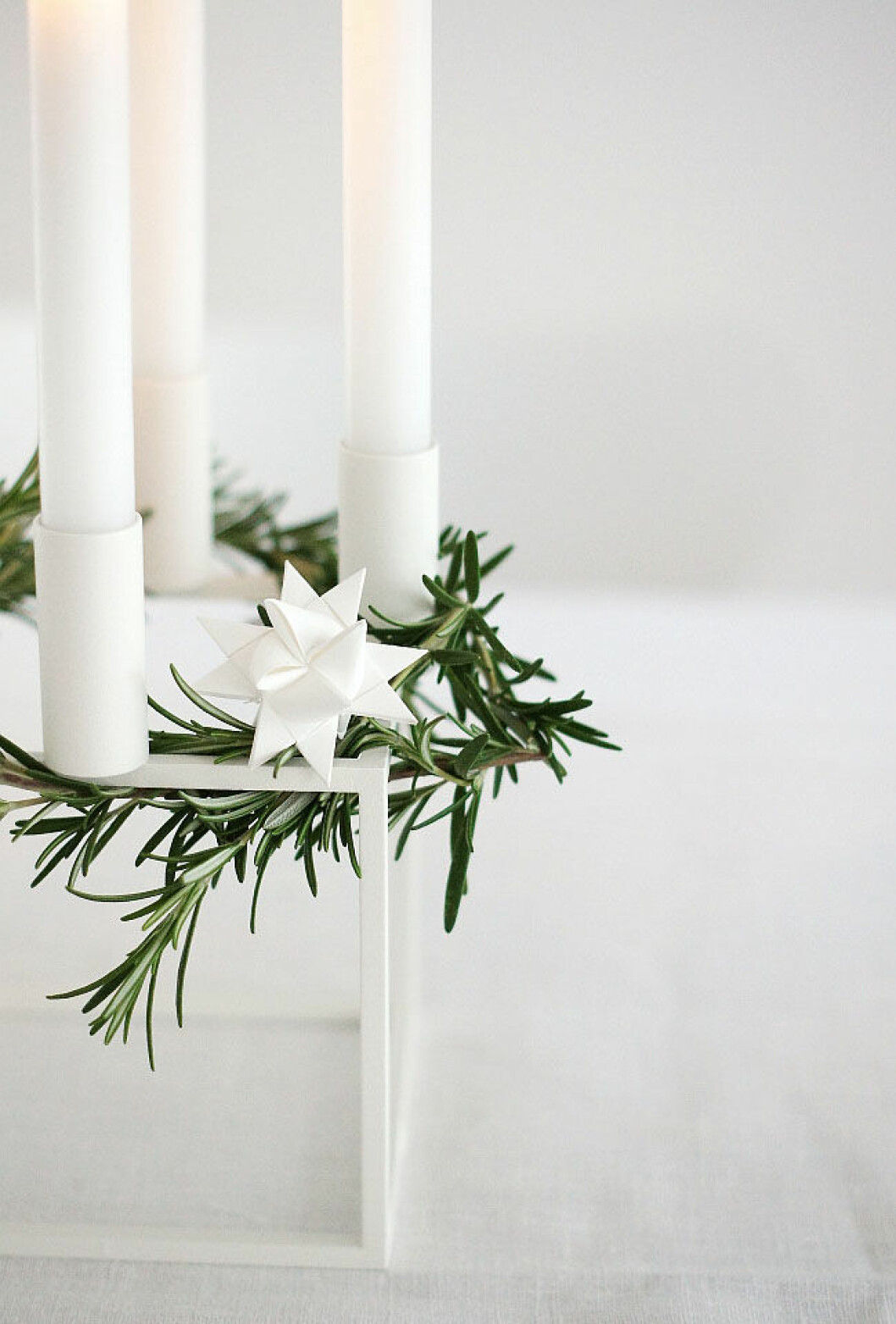 Foto: Sabine Witting via <a href="http://www.azurweiss.de/deko/detail-am-dienstag-adventskranz/" target="_blank" rel="noopener">Azurweiss</a> Ljusstake med barr
