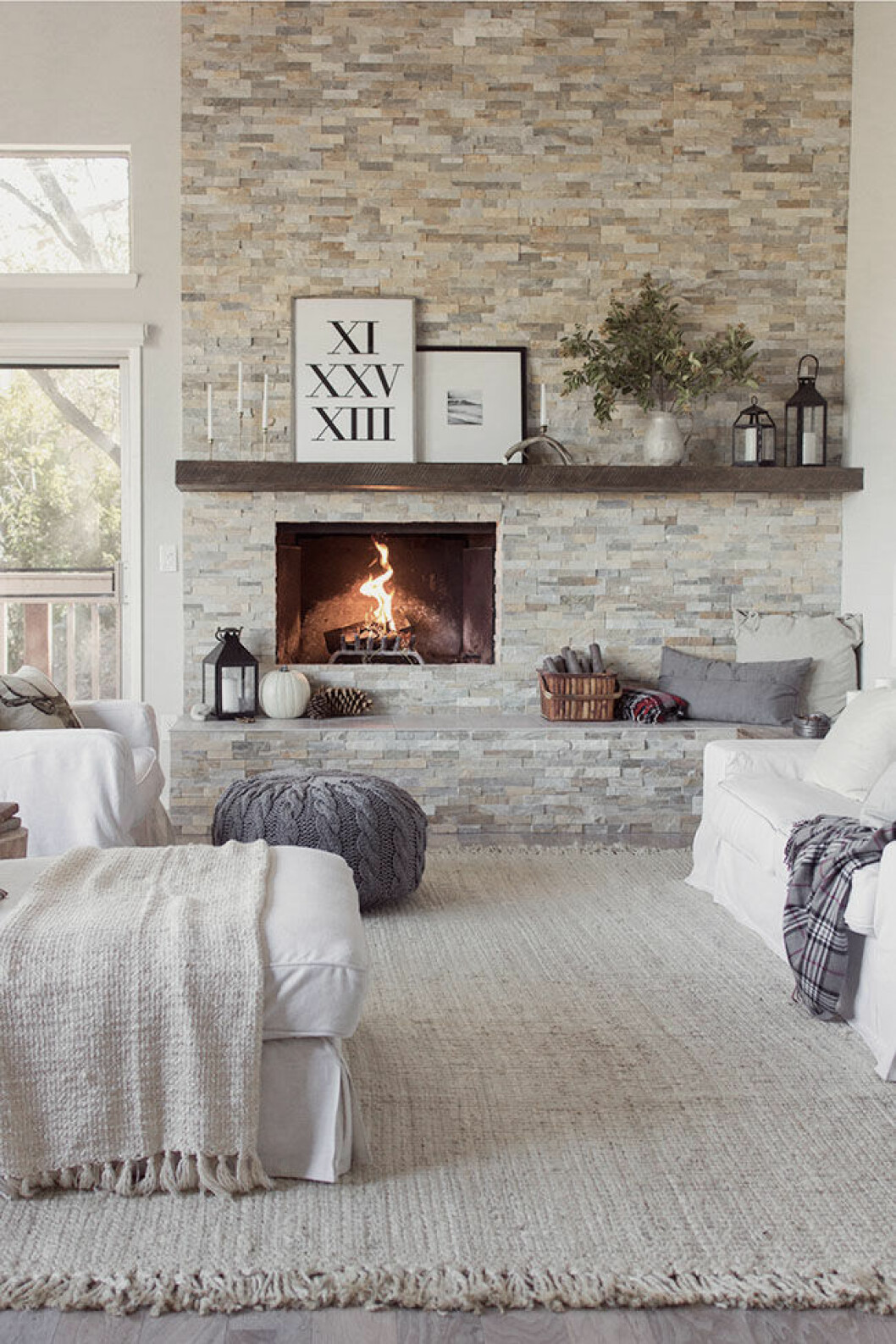 Via: <a href="http://eclecticallyvintage.com/2015/01/eclectic-home-tour-jenna-sue-design/" target="_blank" rel="noopener">Electically Vintage</a> Samlingsplats runt elden