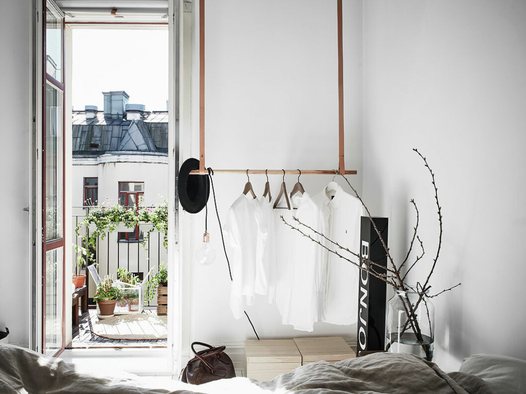Foto: Anders Bergstedt för <a href="https://www.instagram.com/entrancemakleri/" target="_blank" rel="noopener">Entrance mäkleri</a>/mäklare: Erika Bergholm Klädförvaring i sovrummet i form av en klädhängare som hänger ner från taket