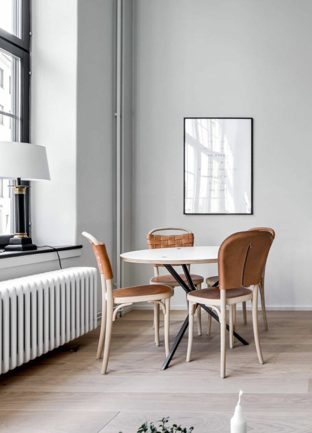 Foto: <a href="https://www.instagram.com/henriknero/" target="_blank" rel="noopener">Henrik Nero</a> för <a href="https://www.instagram.com/alexanderwhitesthlm/" target="_blank" rel="noopener">Alexander White</a>/mäklare: <a href="https://www.instagram.com/joehed/" target="_blank" rel="noopener">Joe Hed</a> Formgivaren är Jonas Bohlin av dessa stolar.